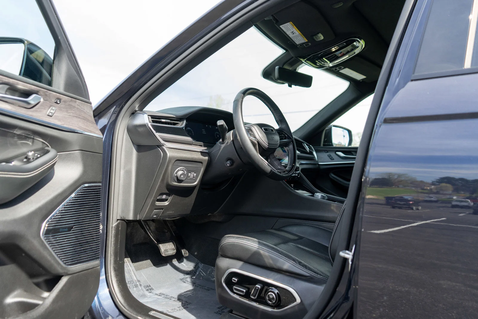 Used 2023 Midnight Sky Jeep Overland image 14
