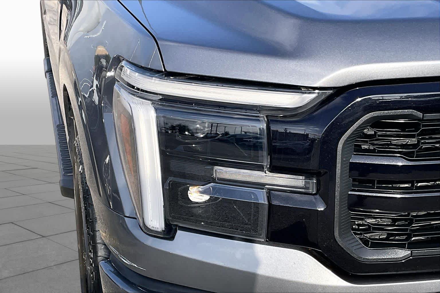 Used 2025 Carbonized Gray Metallic Ford LARIAT image 24