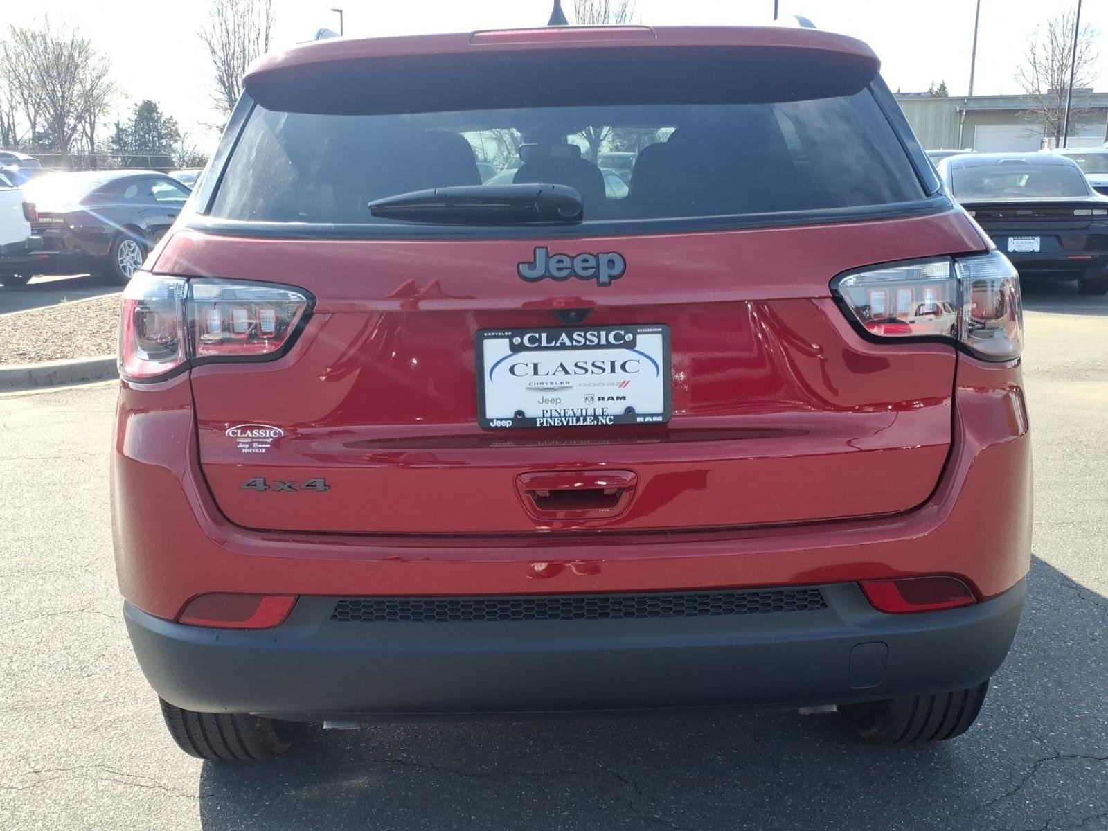 New 2026 Red Hot Pearl-Coat Exterior Paint Jeep Latitude Altitude image 16