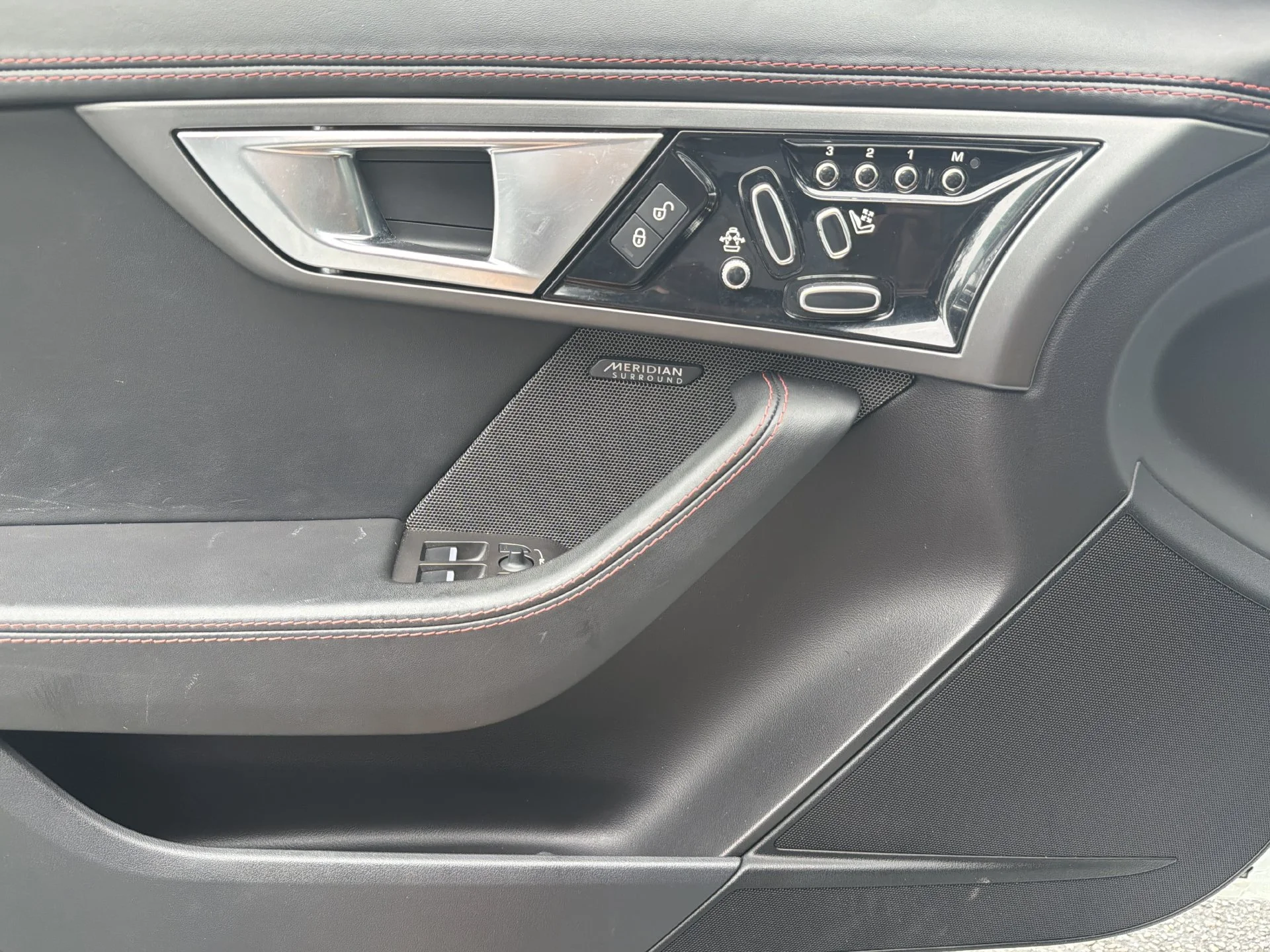 Used 2016  Jaguar R image 22