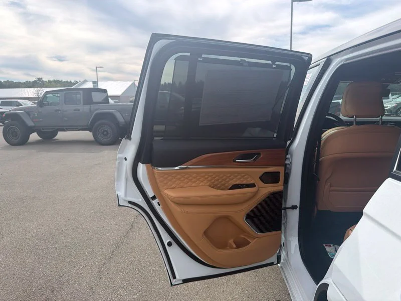 New 2026 Bright White Clear-Coat Exterior Paint Jeep Summit image 15