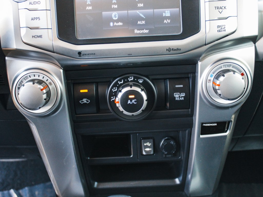 Used 2015 Classic Silver Metallic Toyota SR5 image 19