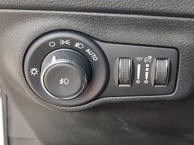 Used 2018 White Jeep Latitude image 24