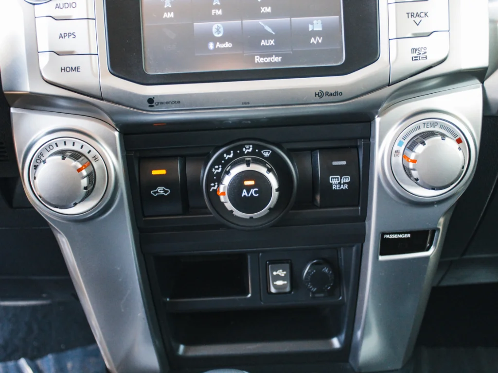 Used 2015 Classic Silver Metallic Toyota SR5 image 19