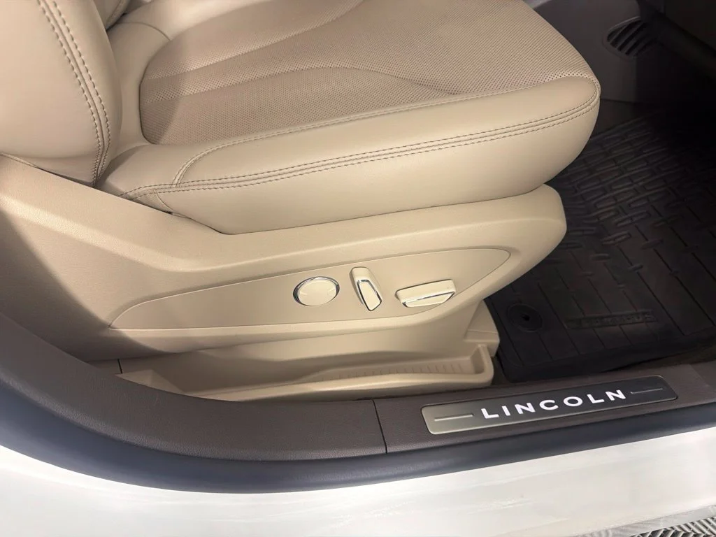 Used 2022 White Metallic Lincoln Reserve image 22