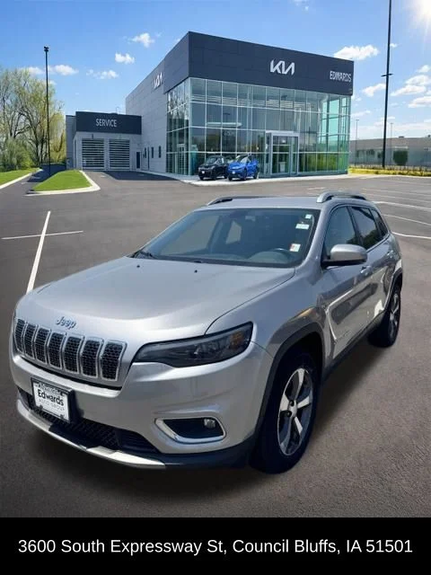 Used 2019 Silver Jeep Limited image 10