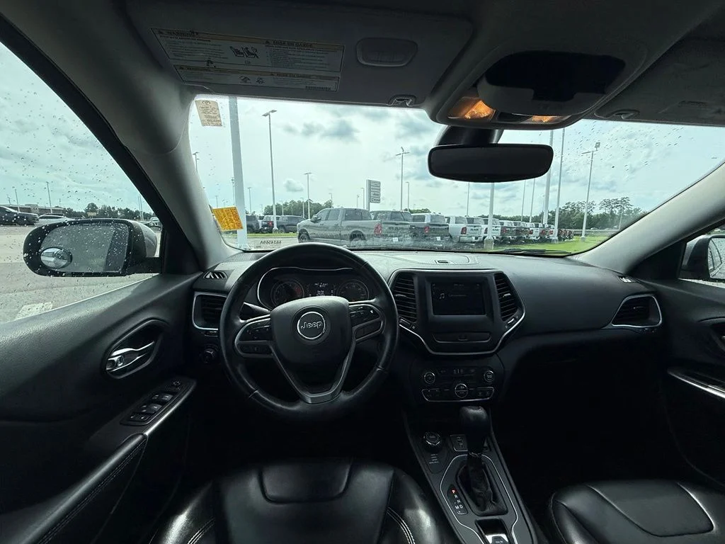 Used 2019 Silver Jeep Latitude Plus image 10