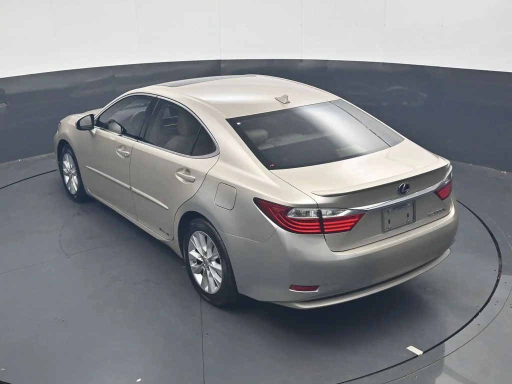 Used 2013 Beige Lexus 300h image 23
