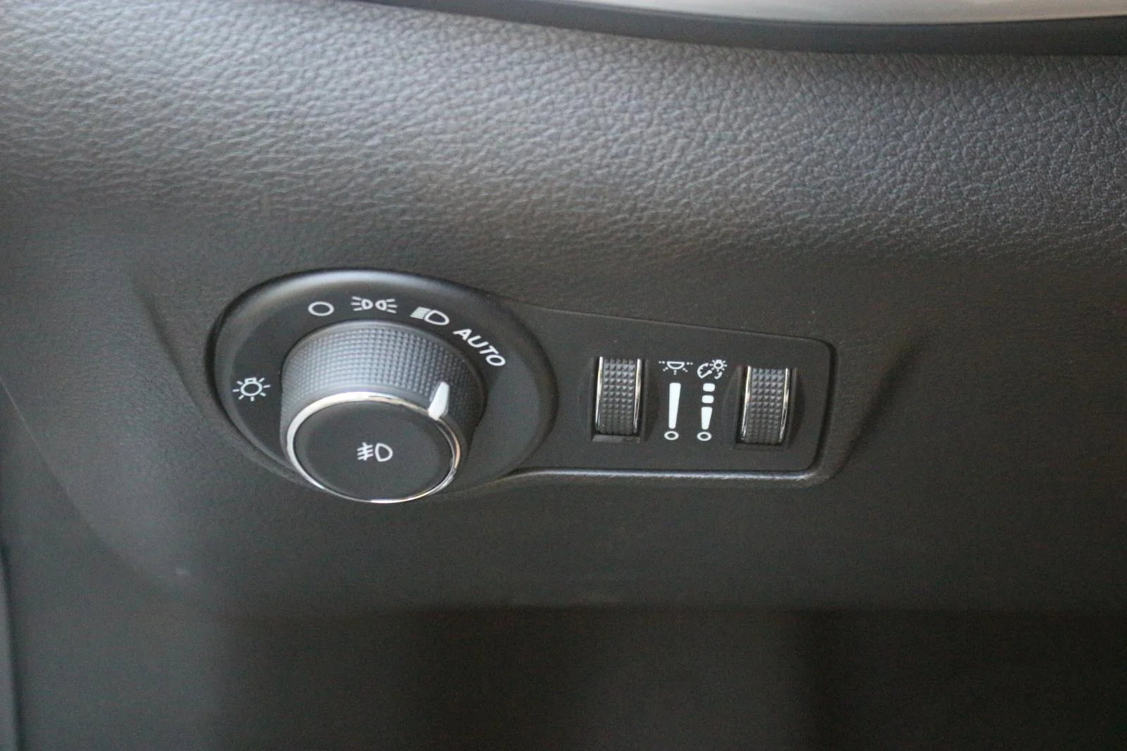 Used 2024 White Jeep Latitude image 29