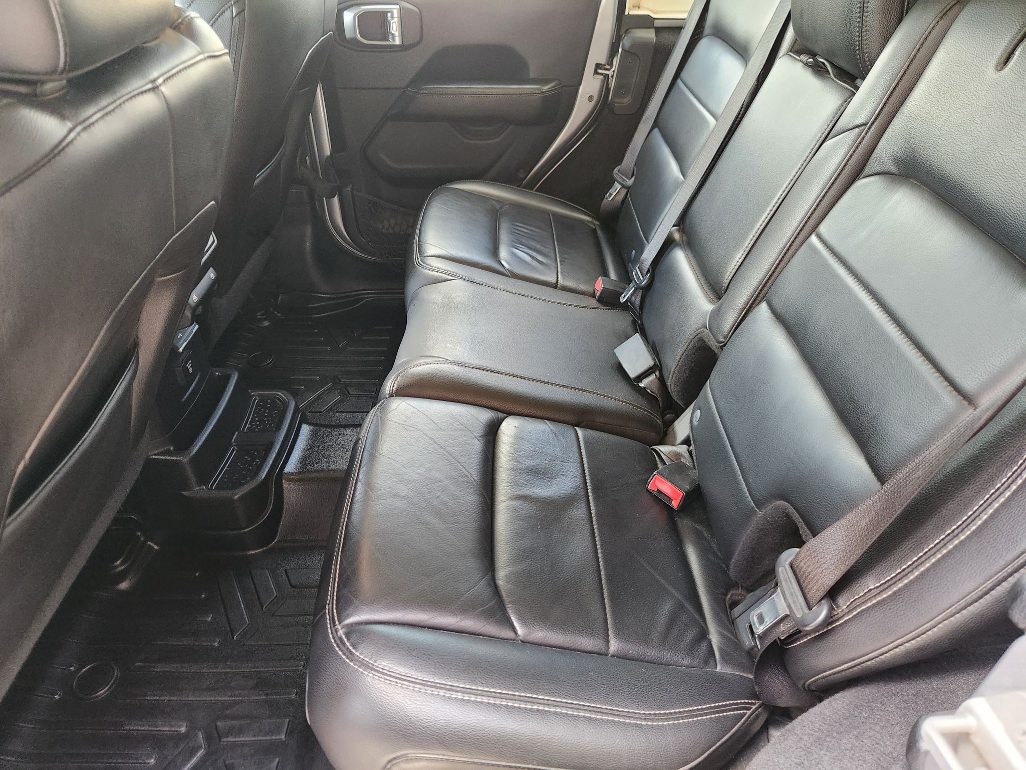 Used 2018 Billet Silver Metallic Clearcoat Jeep Sahara image 32
