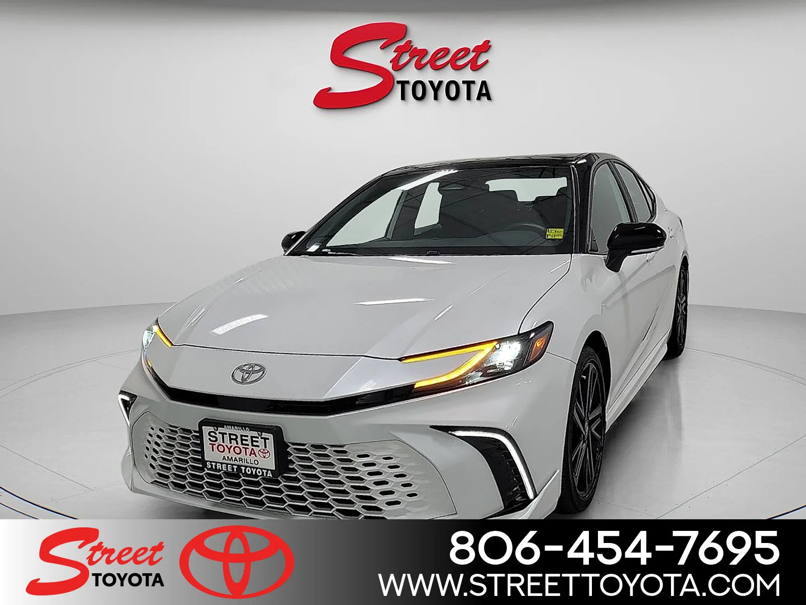 2025 Toyota Camry XSE Hybrid's photo