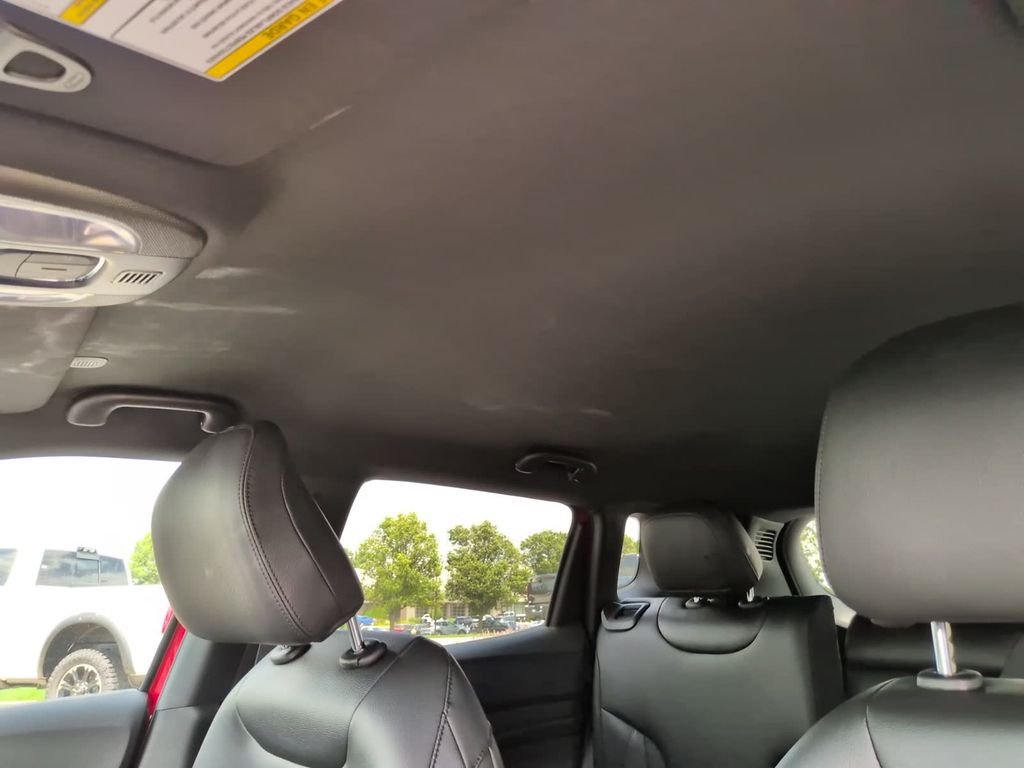 New 2026 Red Hot Pearl-Coat Exterior Paint Jeep Latitude image 25