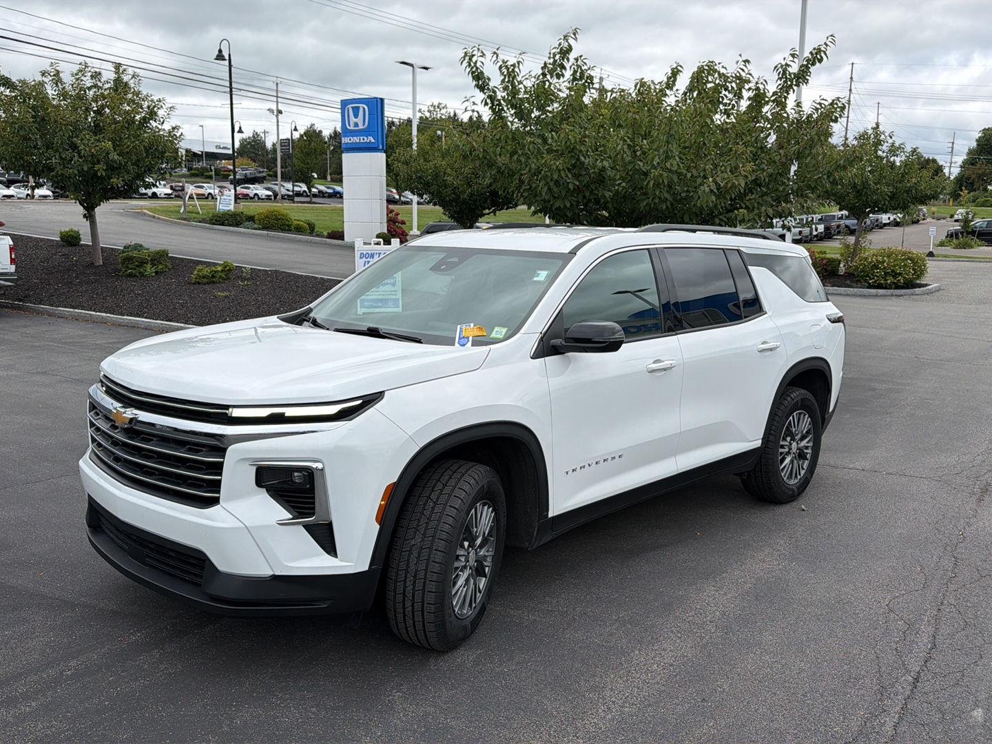 Used 2025 Summit White Chevrolet AWD LT image 3