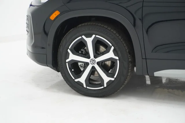 New 2026 Deep Black Pearl Volkswagen 2.0T SE image 11
