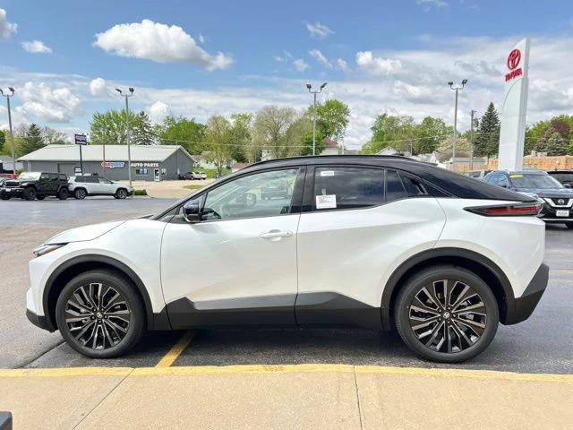 New 2026 Wind Chill Pearl with Midnight Black Metallic roof <sup>1</sup> Toyota  XSE image 6