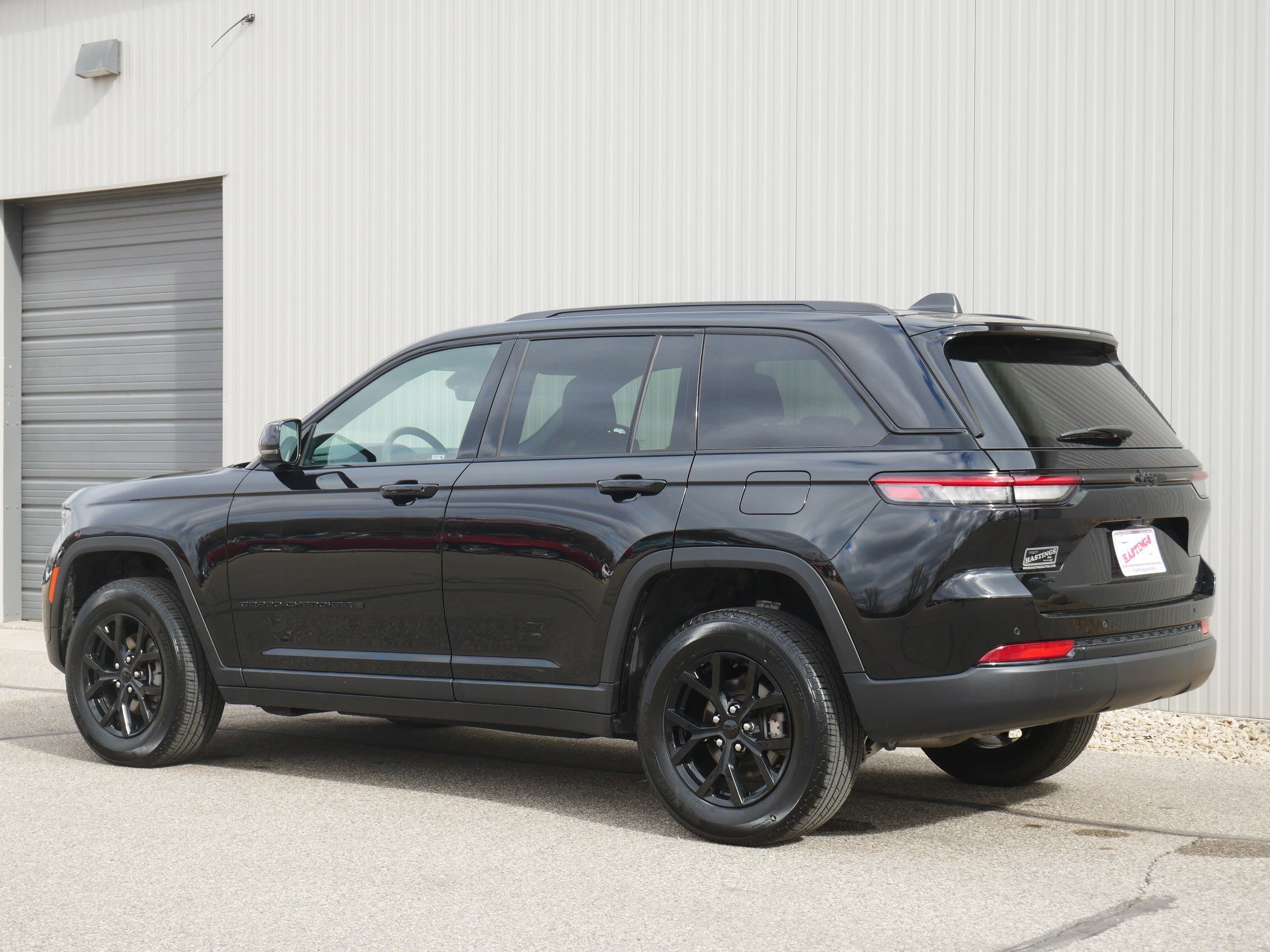 Used 2025 Diamond Black Crystal Pearlcoat Jeep Altitude image 3