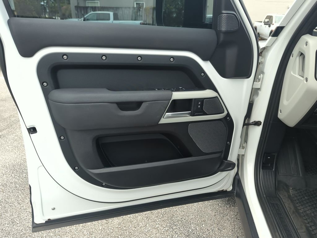 Used 2022  Land Rover S image 17