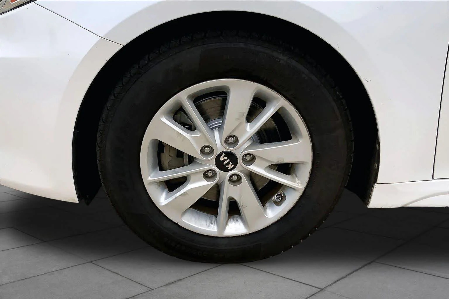 Used 2018 Snow White Pearl Kia LX image 10