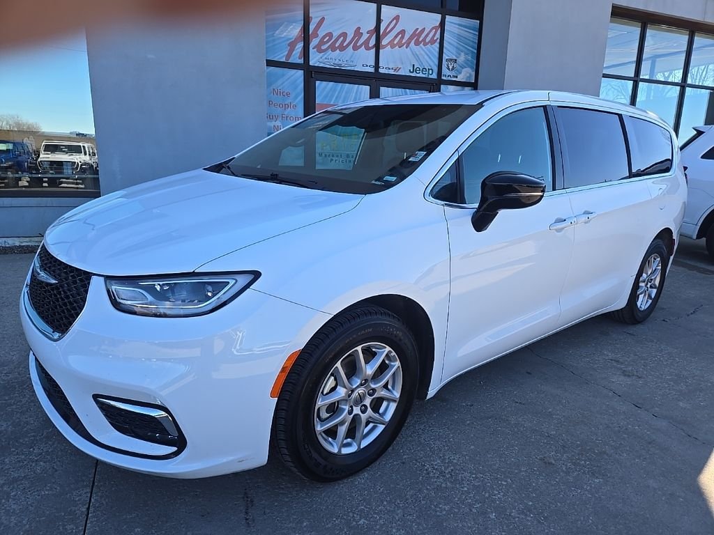 Used 2025 Chrysler Pacifica Select with VIN 2C4RC1BG4SR519009 for sale in Kansas City