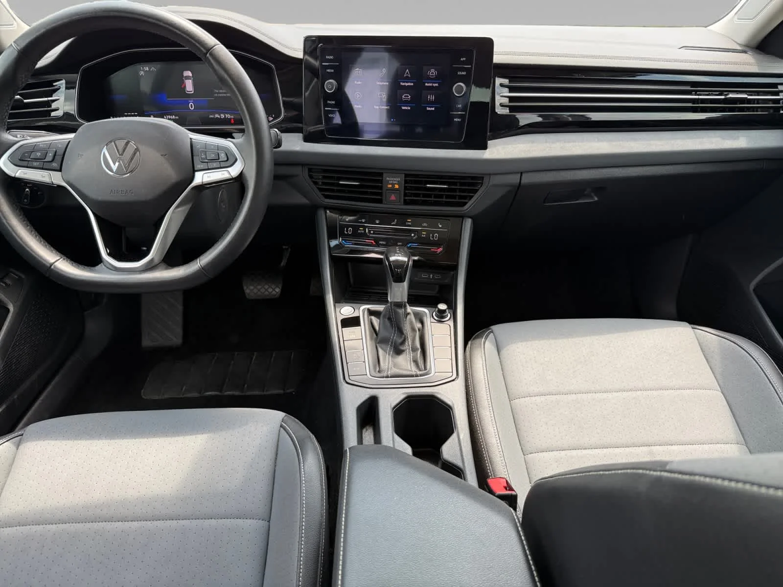 Used 2025 Pyrite Silver Metallic Volkswagen SE image 21