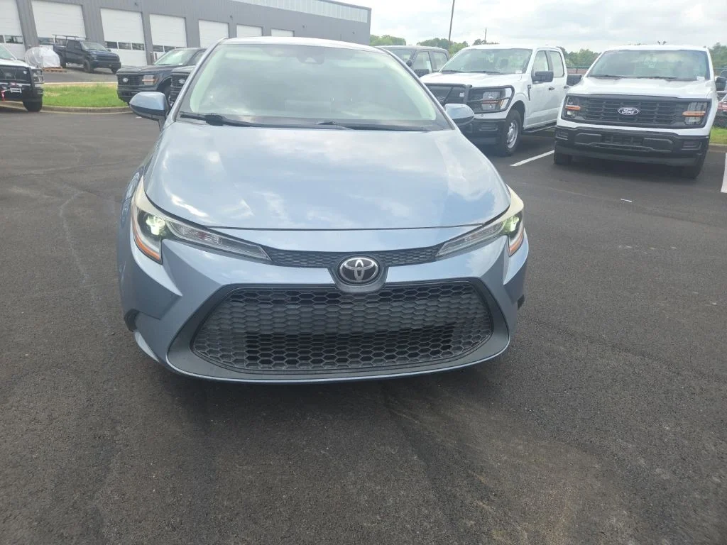 Certified Used 2020  Toyota LE image 2