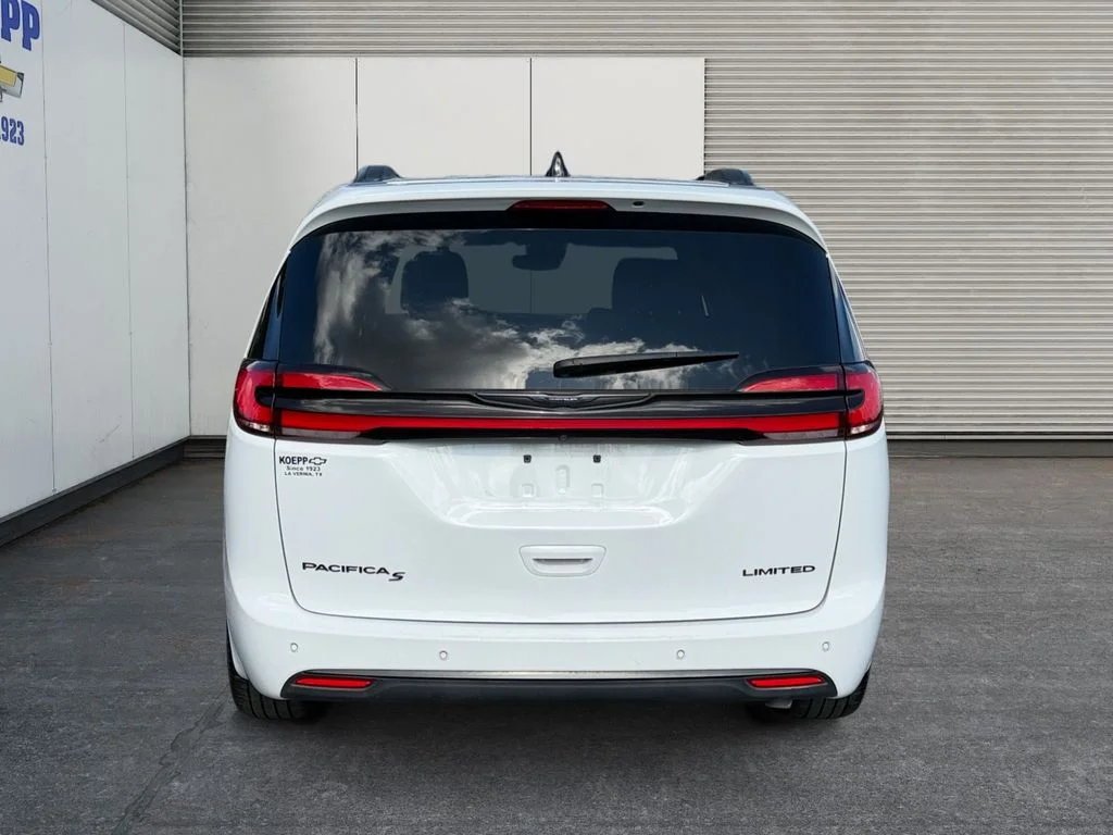 Used 2025 Bright White Clearcoat Chrysler Limited image 4