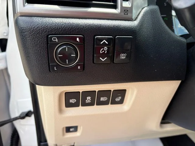 Used 2023 White Lexus 460 image 26