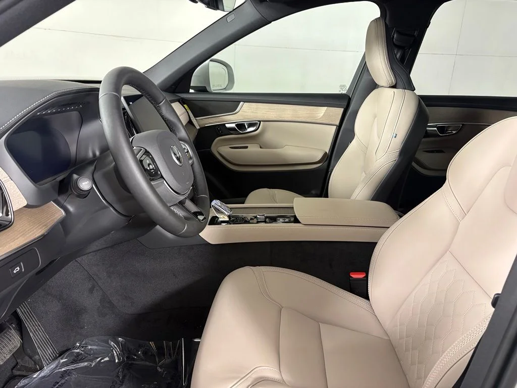 New 2026 Crystal White Volvo Plus image 21
