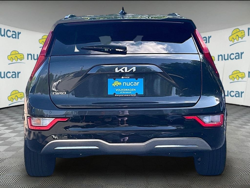Used 2023 Gray Kia Wind image 5