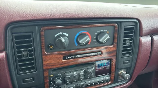 Used 1996 White Chevrolet Classic image 27
