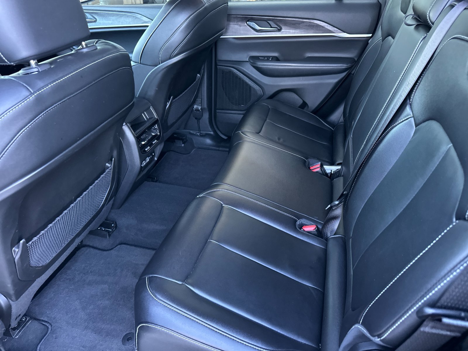 Used 2023 Diamond Black Crystal Pearlcoat Jeep Limited image 12