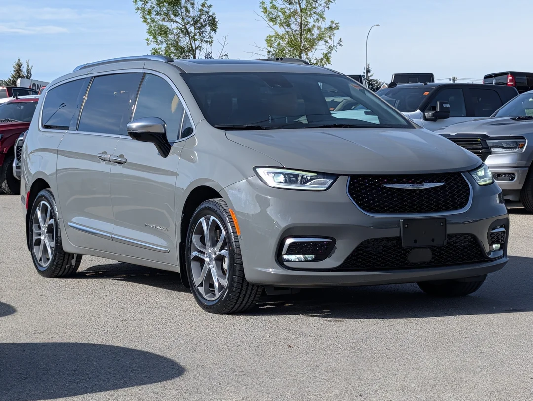 Certified Used 2023 Grey Chrysler Pinnacle - - AWD - 360 Camera - Premium Leather - Amazon Fire - Heated Seats - Remote Start & More! image 2