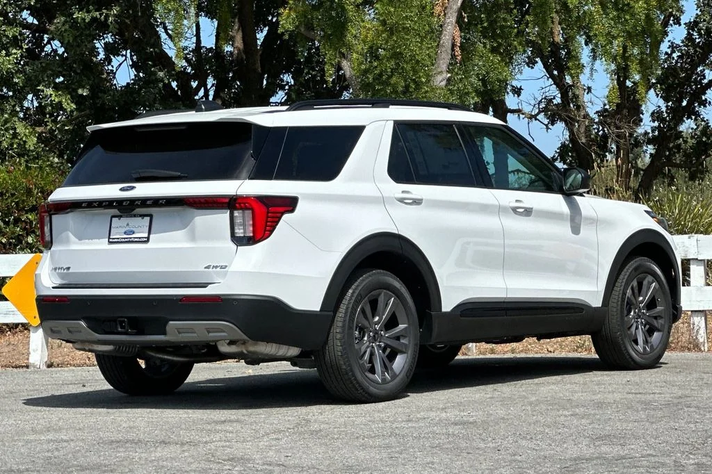 New 2026 Oxford White Ford Active image 4