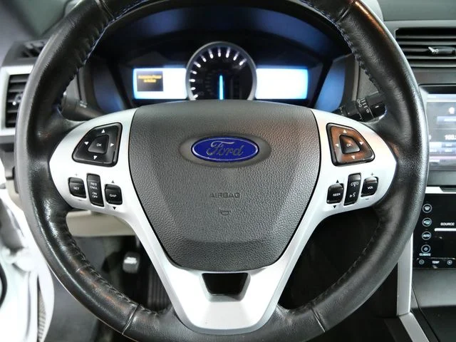 Used 2011 White Ford Limited image 24