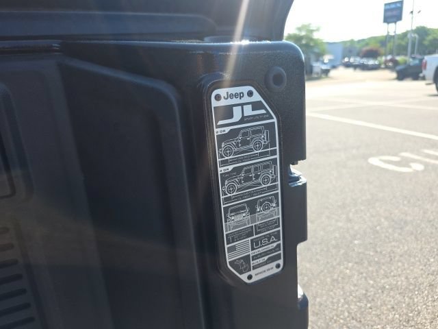 Used 2024 Black Clearcoat Jeep High Altitude image 34
