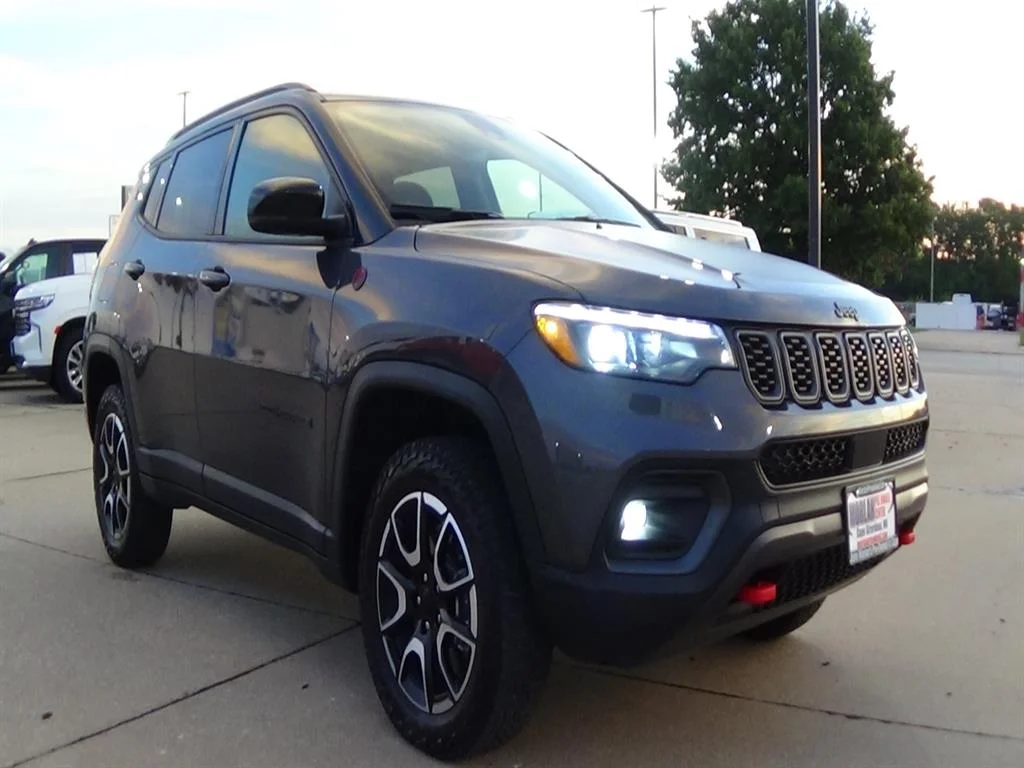 Used 2024 Baltic Gray Metallic Clear Coat (pas) Jeep Trailhawk image 4