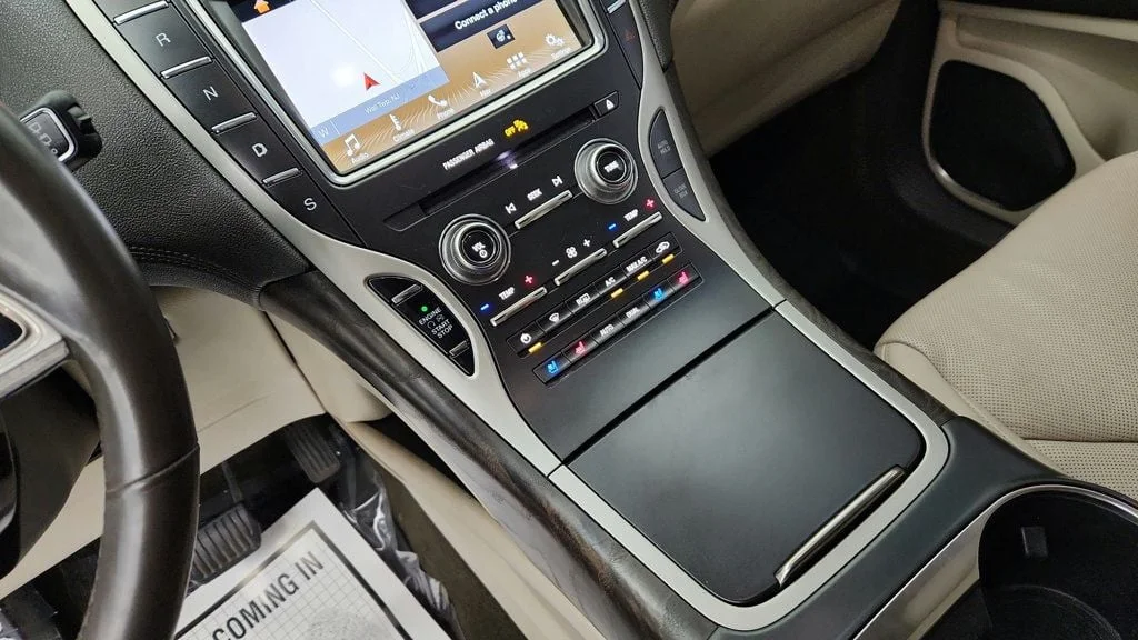 Used 2019 Infinite Black Metallic Lincoln Reserve AWD w/ Tech Package & Driver Assistance image 17
