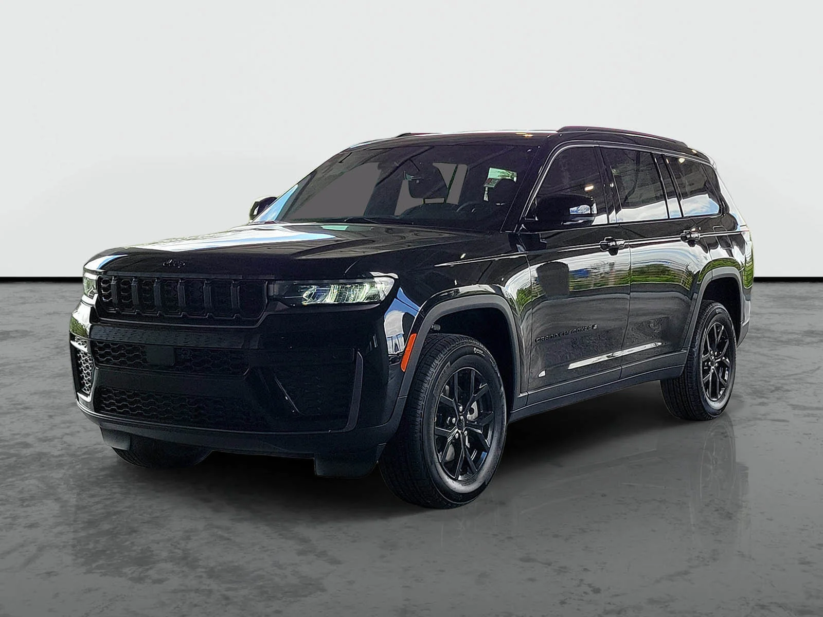 New 2026 Diamond Black Crystal Pearl-Coat Exterior Paint Jeep Laredo Altitude image 3