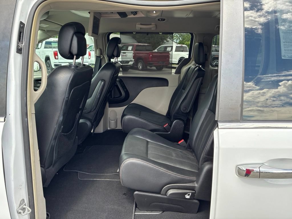 Used 2015 Bright White Clearcoat Chrysler Touring-L image 11