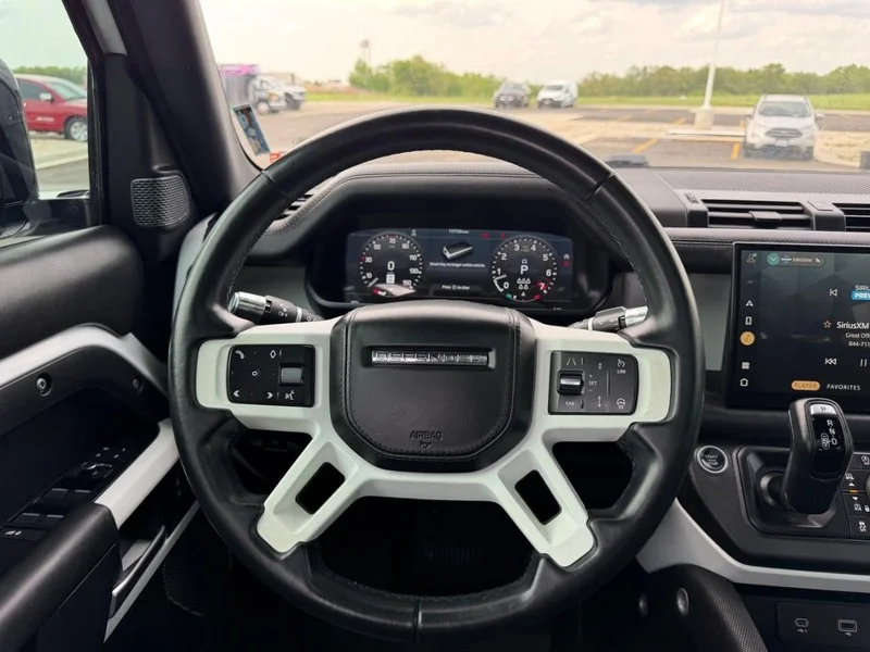 Used 2022 Fuji White Land Rover X-Dynamic HSE image 13
