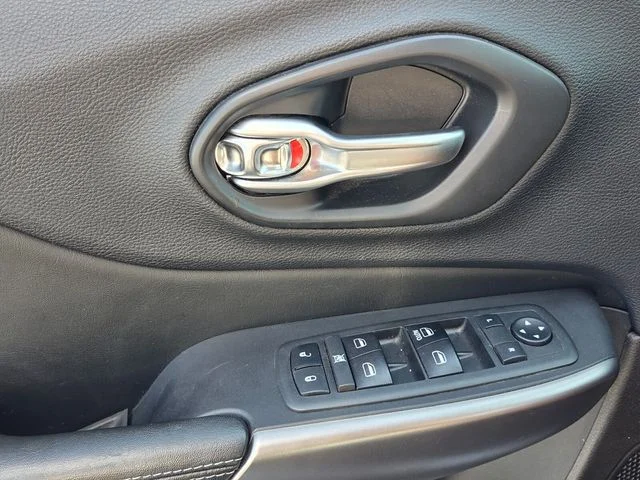 Used 2019 Silver Jeep Latitude image 30