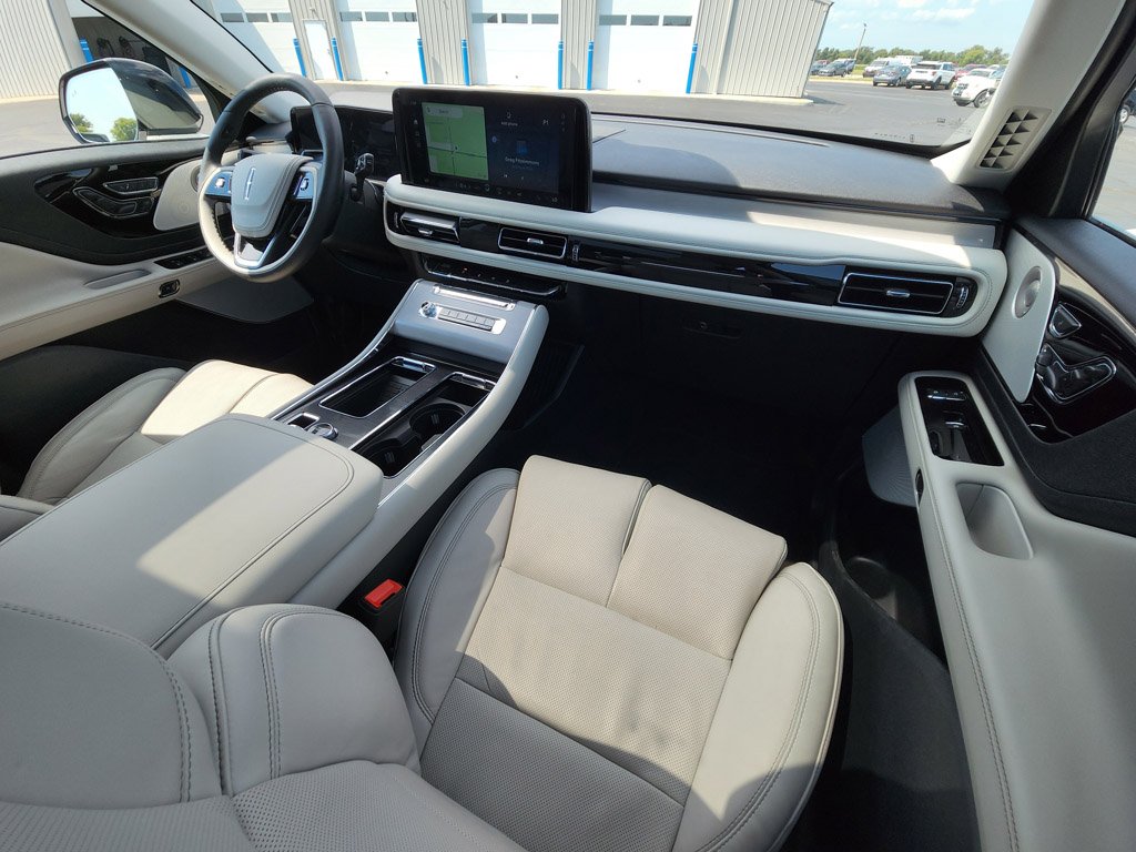 Used 2026 Pristine White Metallic Tri-Coat Lincoln Reserve image 25