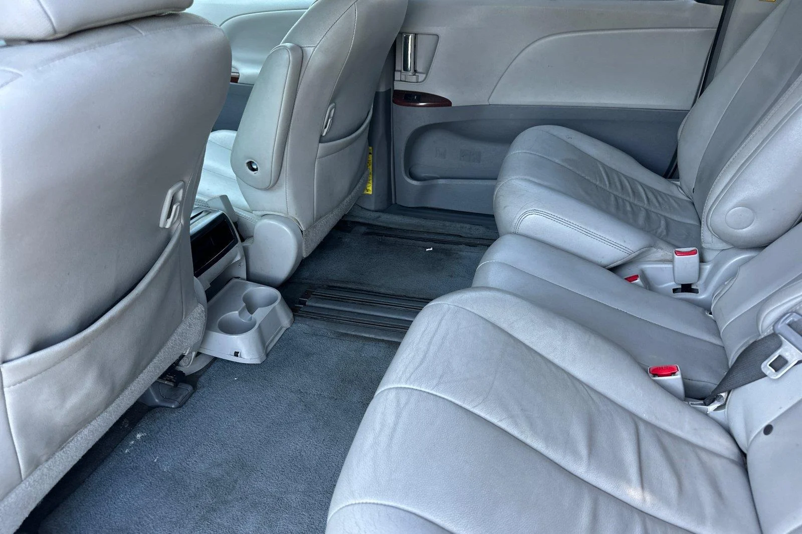 Used 2014 Super White Toyota XLE 8-Passenger image 12