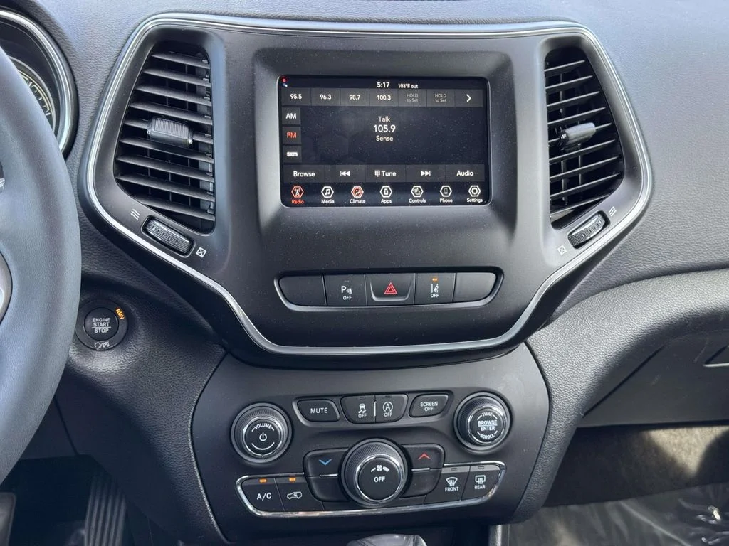 Used 2021 Bright White Clearcoat Jeep Latitude Lux image 19