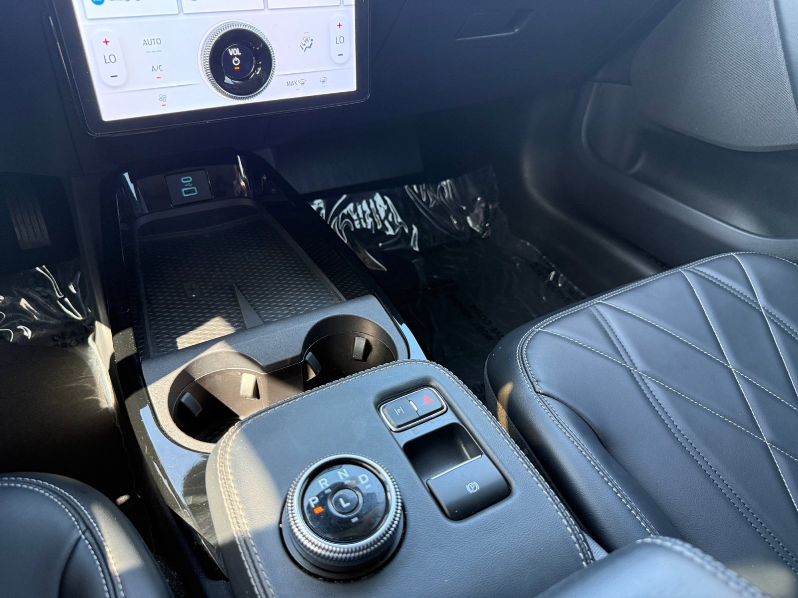 Used 2023 White Metallic Ford Select image 13