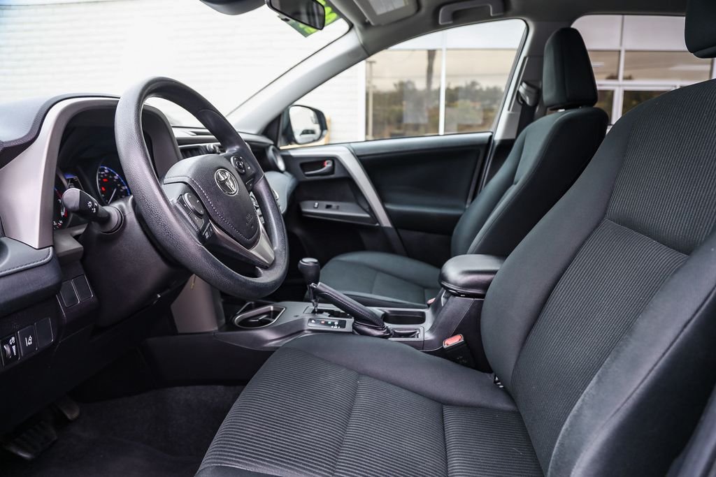 2017 Toyota RAV4 LE - Photo 18