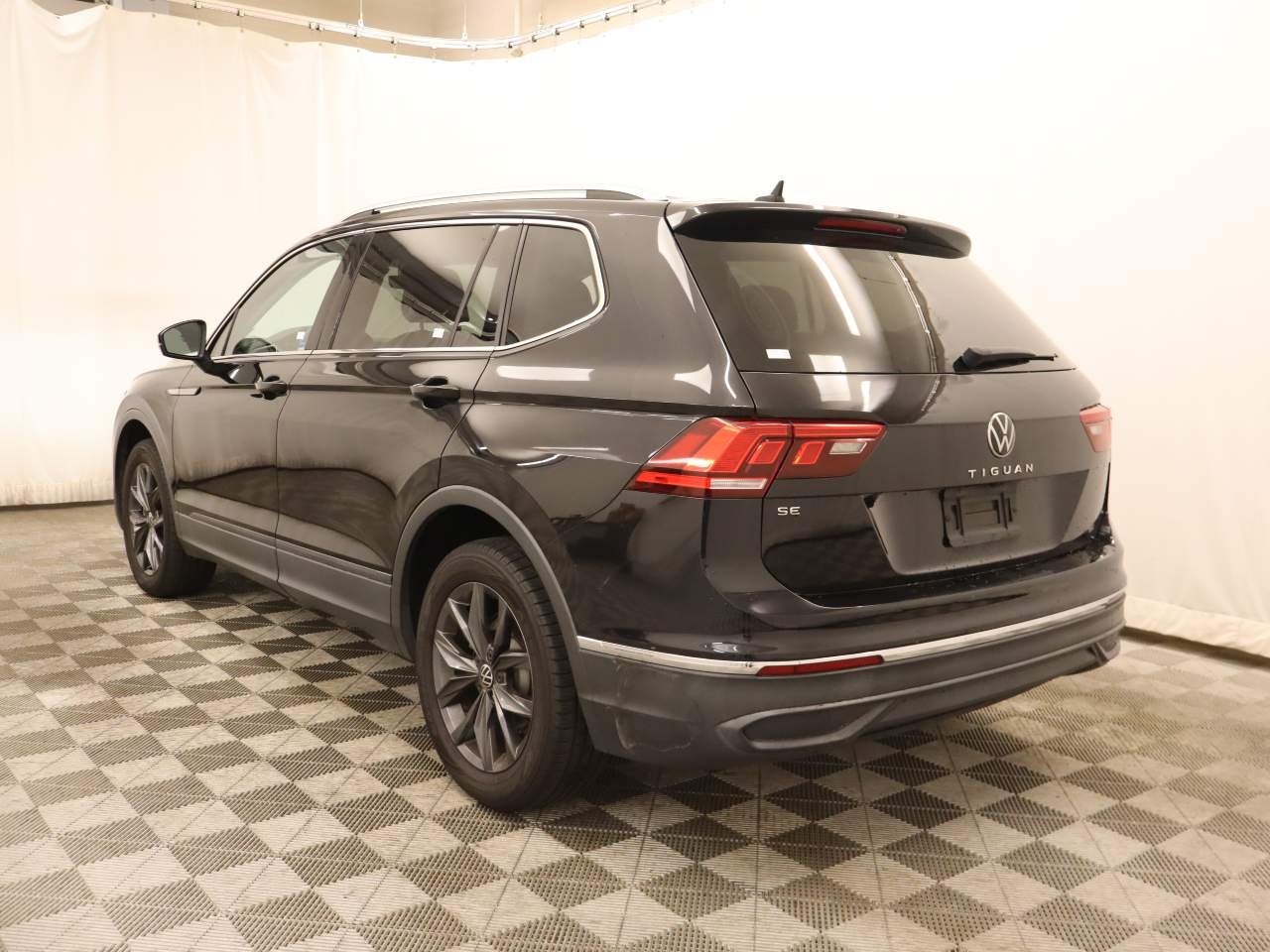 Used 2023 Deep Black Pearl Volkswagen SE image 3