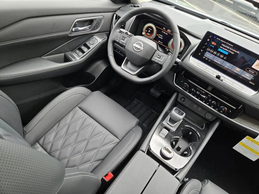 New 2026 Boulder Gray Pearl / Super Black Two-tone Nissan Platinum image 17