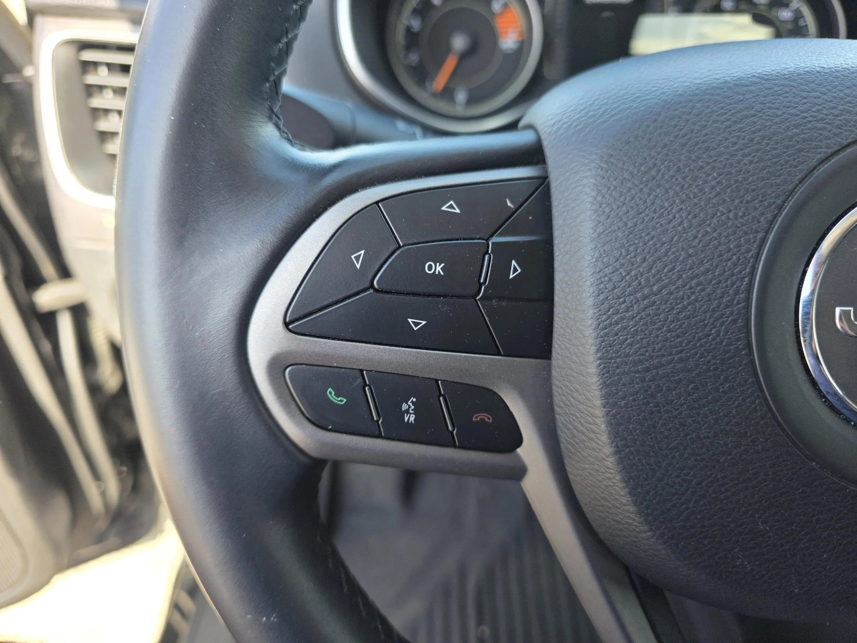 Used 2019 Diamond Black Crystal Pearlcoat Jeep Latitude Plus image 19