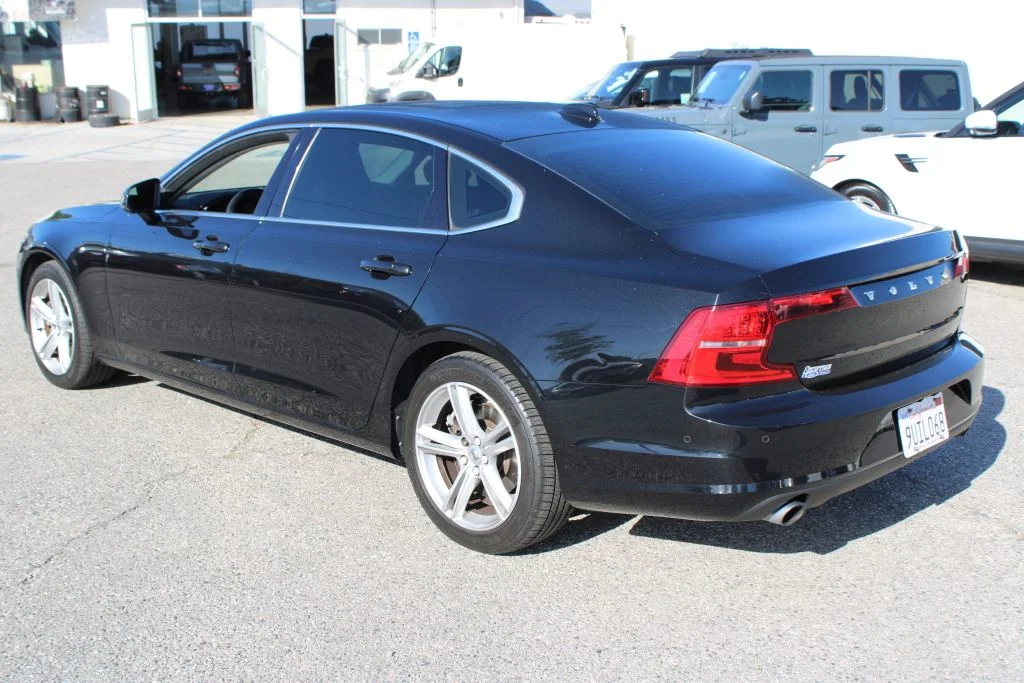 Used 2018 Black Volvo T5 Momentum image 6